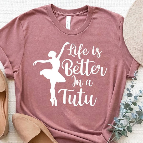 La vie est meilleure dans un tutu, un t-shirt tutu, un t-shirt de ballet, un t-shirt de ballerine, un cadeau de chemise de ballet, un t-shirt de danse, un t-shirt de ballerine tutu