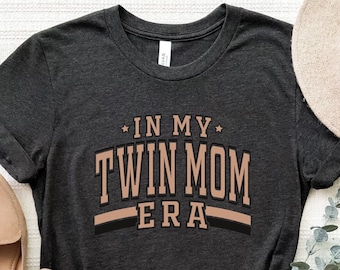 Koszulka z erą mojej mamy bliźniaczej, koszulka z erą mamy, koszulka z erą bliźniaczą, koszulka z t-shirtem dla mamy bliźniaczej, prezent dla mamy, prezent dla przyszłej mamy, koszulka na dzień matki, koszulka z t-shirtem dla matki bliźniaczej