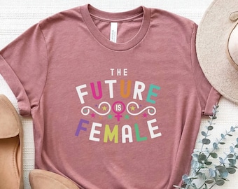 未来は女性シャツ、エンパワード女性Tシャツ、フェミニズムシャツ、女性へのギフト、フェミニストスローガンTシャツ、ガールパワーシャツ、フェミニストTシャツ