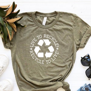 Camisa Live To Recycle, camiseta Recycle To Live, camisa com símbolo de reciclagem, camisa ambiental, camiseta de reciclagem, camisa do Dia da Terra, camisas ecológicas