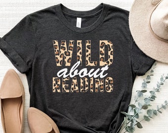Camiseta Wild About Reading, camiseta de mujer con estampado de leopardo Reading, camiseta Wild Reading, camiseta para amantes de los libros, camiseta Bookaholic, camiseta Bookworm, camiseta Book