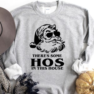 Il y a quelques Hos in This House Sweatshirt, Naughty Santa Sweater, Christmas Hoodie, Funny Santa Shirt, Funny Christmas Sweater, Santa Tee