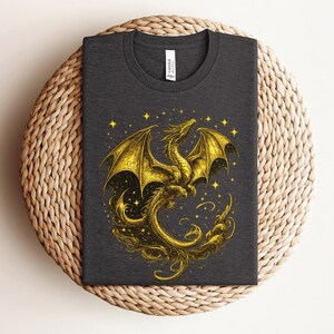 Shirt hemelse draak, gouden fantasie T-shirt, mystieke draak shirts, Moon Star Dragon T-shirt, Witchcore gotische kleding, cadeau magisch wezen