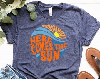 Here Comes The Sun Shirt, Grappige Zomer T-Shirt, Strand Vakantie Shirt, Vakantie Zomer T-shirt, Sunny Shirt, Beachy Tee, Zomer Vibes Shirt
