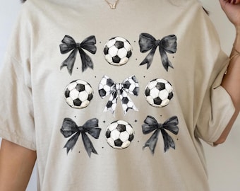 Camiseta de fútbol Coquette, camiseta de fútbol con lazo, camiseta para mamás futboleras, día de juego estético, camiseta para mamás deportistas, regalo para mamás futboleras, camiseta con lazo para mamás futboleras