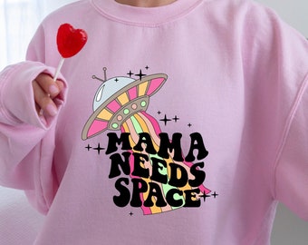 Mamá necesita sudadera espacial, suéter divertido de mamá, sudadera con capucha de mamá espacial, lindos regalos de camisa de mamá, regalo para el día de las madres, suéter de vida de mamá, camiseta de mamá