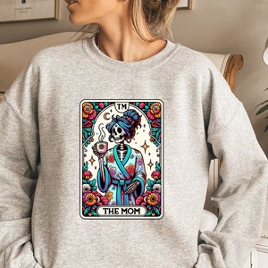 Die Mama Tarot Karte Sweatshirt, Skelett Mama Pullover, Himmlische Mama Shirt, Witchy Vibes Mama Hoodie, Muttertagsgeschenk, Vintage Geschenk für Mama