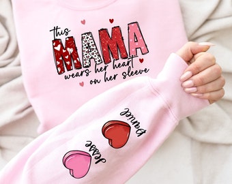 Ta mama nosi swoje serce na rękawie bluza, serce na rękawie dziecięce imiona sweter, mama bluza z kapturem, dziecięca bluza z imionami, spersonalizowany prezent dla mamy
