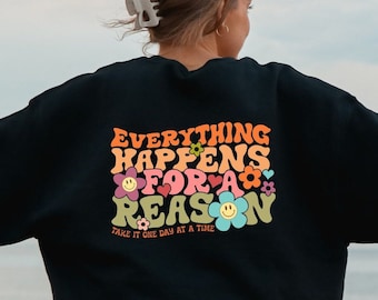Tutto accade per una ragione Felpa, Citazioni positive Felpa con cappuccio, Detti sul retro Maglione, Camicia Positivity, Maglione Daisy Hippie carino