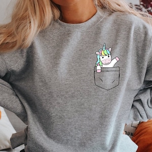 Taschen-Einhorn-Sweatshirt, Taschen-Einhorn-Hoodie, niedlicher minimalistischer Einhorn-Pullover, alles Gute zum Einhorn-Geburtstags-Shirt, Einhorn-Liebhaber-Geschenk-T-Stück