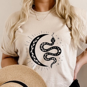 Camisa Boho Snake Moon, Camiseta Magical Snake, Camisa Mystic Snake, Boho Moon Tee, Roupas de Bruxa, Camisas Espirituais, Camisas de Cobra Celestial