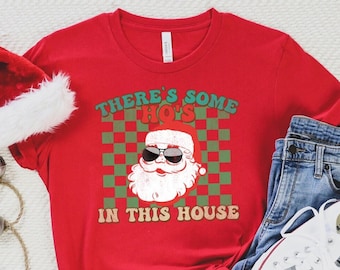 C'è un po 'di camicia di Ho's in questa casa, camicia di Natale retrò, camicia di Babbo Natale divertente, divertente Natale TShirt, camicia di Babbo Natale carina, c'è un po 'di hos