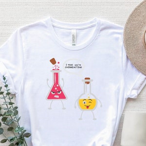 I think You're overreacting Shirt, Lustiges Wissenschaftslehrer Shirt, Science T-Shirt, Lustiges Science T-Shirt, Geschenke Wissenschaftslehrer, Chemie Shirt