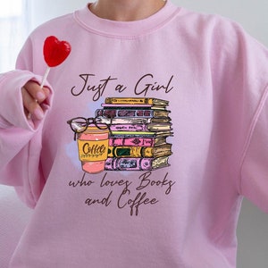 Just A Girl Who Loves Books And Coffee Sweatshirt, Bücher und Kaffee Liebhaber Sweatshirt, Bookish Sweatshirt, Leseshirt, Bibliothekar Shirt