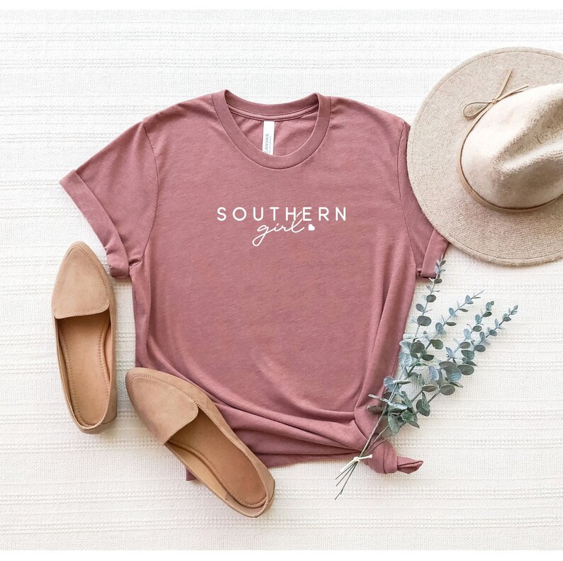 Op de afbeelding: Een mauve t-shirt met de tekst "SOUTHERN girl" in witte letters met een klein hartje.