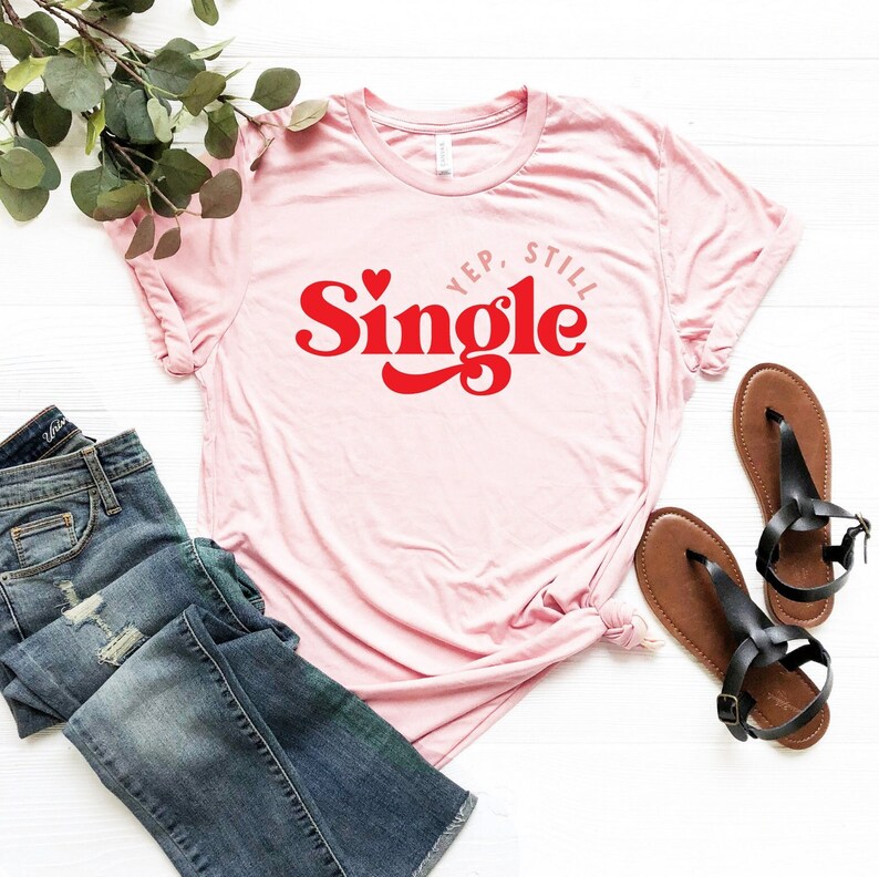 Japp fortfarande singeltröja, rolig singeltröja, sarkastisk alla hjärtans dag-t-shirt, anti-alla hjärtans dag-t-shirt, singel-t-shirt, fortfarande singeltröja bild 1