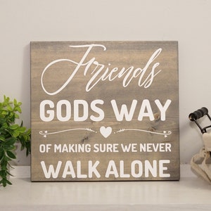 Amigos, la manera en que Dios se asegura de que nunca caminemos solos, letrero de madera - Decoración cristiana para el hogar - regalo de amistad - letrero religioso para sala de estar