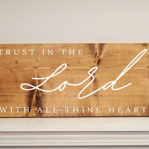 Proverbios 3:5 Confía en el Señor signo de madera - con todo tu corazón - colgando de las Escrituras - Decoración de la pared del versículo de la Biblia - Signo cristiano de decoración del hogar