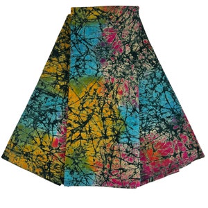Puede incluir: Una pila de tres cuadrados de tela con un patr&oacute;n batik en tonos de azul, amarillo, rosa y verde. La tela tiene un dise&ntilde;o craquelado negro.