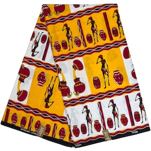 Puede incluir: Tela de estampado africano con fondo amarillo y blanco. La tela presenta un patrón repetitivo de mujeres que llevan ollas en la cabeza y un diseño geométrico rojo, negro y blanco.