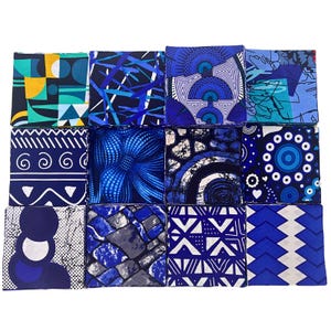 Könnte beinhalten: Eine Sammlung von sechzehn quadratischen Stoffstücken mit verschiedenen blau-weißen Mustern. Designs umfassen geometrische Formen, Wirbel und abstrakte Blumenmotive. Die Stoffe sind in einem Raster angeordnet.