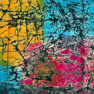 Puede incluir: Una tela colorida con un patr&oacute;n de tie-dye en tonos de amarillo, azul, rosa y negro. La tela tiene un aspecto texturizado y arrugado.