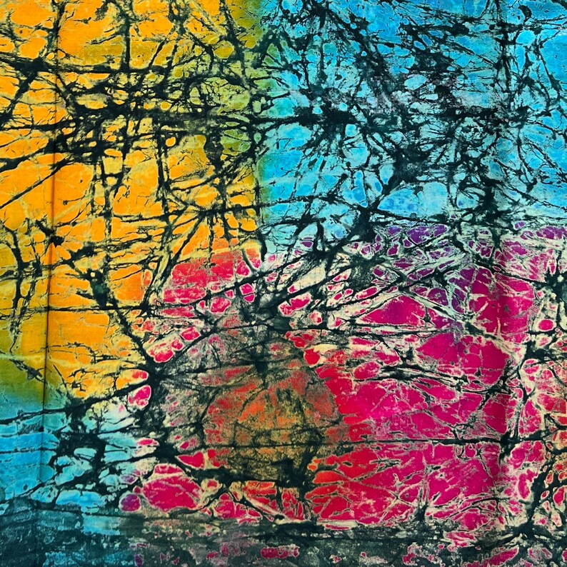 Puede incluir: Una tela colorida con un patr&oacute;n de tie-dye en tonos de amarillo, azul, rosa y negro. La tela tiene un aspecto texturizado y arrugado.