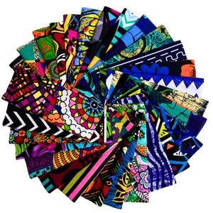 Può includere: Una disposizione circolare di fasce per capelli in tessuto colorato. Le fasce presentano una varietà di motivi, tra cui forme geometriche, disegni floreali e arte astratta. La tavolozza dei colori è vibrante, con tonalità di blu, verde, rosa e giallo.