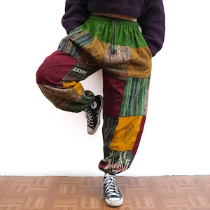 Pantaloni da jogging in misto lana patchwork, pantaloni affusolati boho con tasche, pantaloni invernali unisex stravaganti e un po' stregoneschi, abbigliamento hippie per festival.