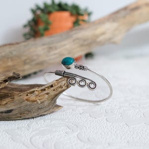 Bransoletka spiralna w stylu boho, regulowana bransoletka z kamieniami szlachetnymi, ręcznie robiona biżuteria plemienna, rustykalna bransoletka festiwalowa, prezent vintage dla kobiet