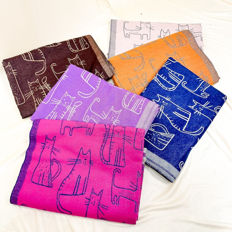 K&ouml;nnte beinhalten: Sechs verschiedene Stoffmuster mit einem Katzenmuster. Die Muster sind in verschiedenen Farben, darunter Braun, Lila, Orange, Blau und Pink. Jedes Muster zeigt ein anderes Katzendesign.