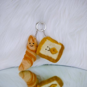 Portachiavi in feltro a forma di pane, portachiavi con pane tostato e croissant, regalo per lei, portachiavi fatto a mano, accessorio per borsa, grazioso portachiavi in feltro a forma di pane, regalo stagionale