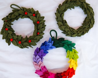 Corona de fieltro hecha a mano, decoración para puerta, corona de fieltro colorida, regalo de inauguración de casa, corona para la puerta principal, regalo para mamá, corona hecha a mano, corona navideña.