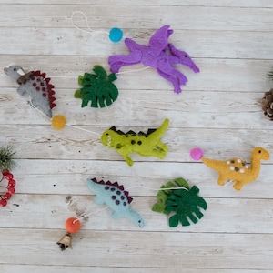 Gevilte wollen dinosaurusslinger, handgemaakt met belletje