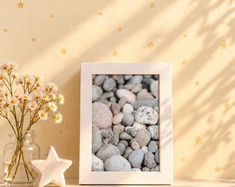 Inramat foto av stenar på stranden i Lake Erie, neutral väggkonst med kustmotiv (13x18 cm eller 20x25 cm)