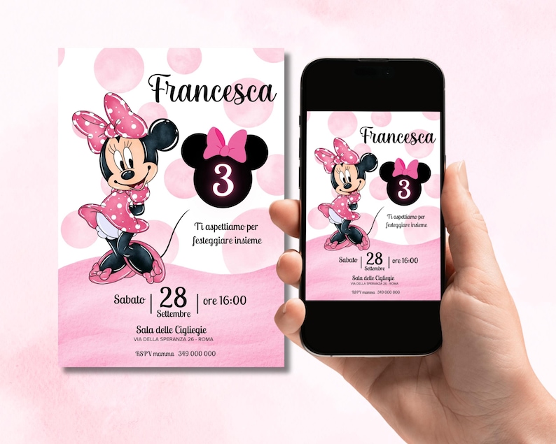 Puede incluir: Invitaci&oacute;n rosa y blanca con Minnie Mouse. La invitaci&oacute;n incluye el nombre "Francesca", el n&uacute;mero "3" y la fecha "28 de septiembre" a las 16:00. La invitaci&oacute;n se muestra en un tel&eacute;fono.