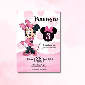 Puede incluir: Una tarjeta de invitaci&oacute;n rosa con Minnie Mouse con un vestido y lazo de lunares. La tarjeta incluye el nombre "Francesca", el n&uacute;mero "3" y la fecha "28 de septiembre". El fondo tiene lunares rosas.