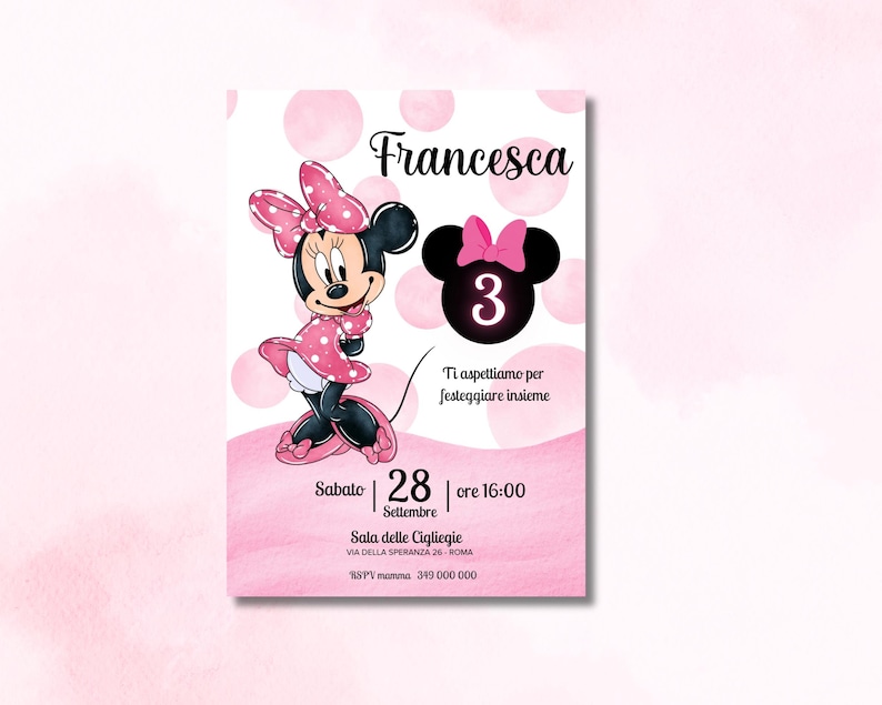 Puede incluir: Una tarjeta de invitaci&oacute;n rosa con Minnie Mouse con un vestido y lazo de lunares. La tarjeta incluye el nombre "Francesca", el n&uacute;mero "3" y la fecha "28 de septiembre". El fondo tiene lunares rosas.