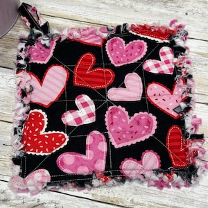 Agarradera acolchada de trapo desgastado para San Valentín: corazones rosas y rojos