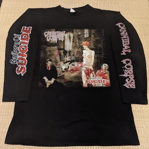 Puede incluir: Camiseta negra de manga larga con estampado gráfico. El estampado incluye el texto "Cannibal Corpse" en la manga derecha y "Gallery of Suicide" en la manga izquierda. El gráfico frontal representa una escena con figuras y el texto "Gallery of Suicide".