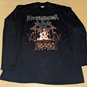 Op de afbeelding: Zwart longsleeve t-shirt met een grafische print van een band genaamd "Acherontas" in een gotisch lettertype. De afbeelding toont een stel in een graf met een pentagram en andere gotische afbeeldingen.