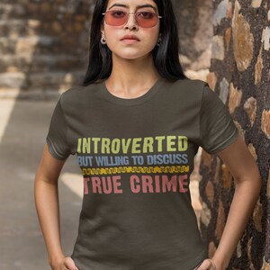 Introwertyczny, ale chętny do dyskusji o prawdziwych zbrodniach Koszulka unisex z grubej bawełny Miejsce zbrodni / Dokument o prawdziwych zbrodniach
