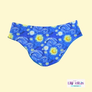 Peut inclure: Sous-vêtements bleus avec une impression du tableau "La Nuit étoilée" de Van Gogh. Le motif comprend des coups de pinceau bleus tourbillonnants, des étoiles jaunes et des croissants de lune. Le sous-vêtement est taille basse et en tissu doux.