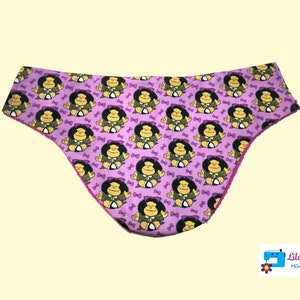 Peut inclure: Sous-vêtements roses avec un motif répété de filles de dessin animé portant des robes vertes et des nœuds roses. Les sous-vêtements ont un bord festonné.
