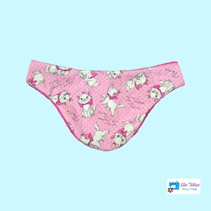 K&ouml;nnte beinhalten: Rosa Stoff-Babyspucktuch mit wei&szlig;em Rand und einem sich wiederholenden Muster aus wei&szlig;en Katzen mit rosa Schleifen und dem Text "Je Taime Paris".