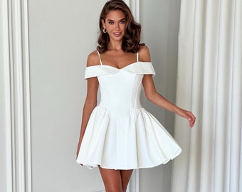 Mini abito bianco con maniche corte a spalle scoperte, top bustier per fuga d'amore