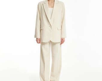 Conjunto de dos piezas de pantalón ancho de color blanco crema.