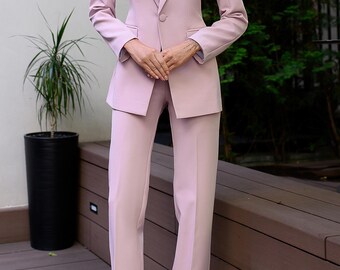 背の高い女性のためのライトピンクのフォーマルパンツスーツ。オフィス