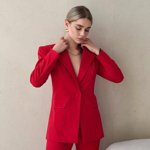 Completo pantalone rosso a due pezzi con blazer aderente e pantaloni dritti a vita alta. immagine 6