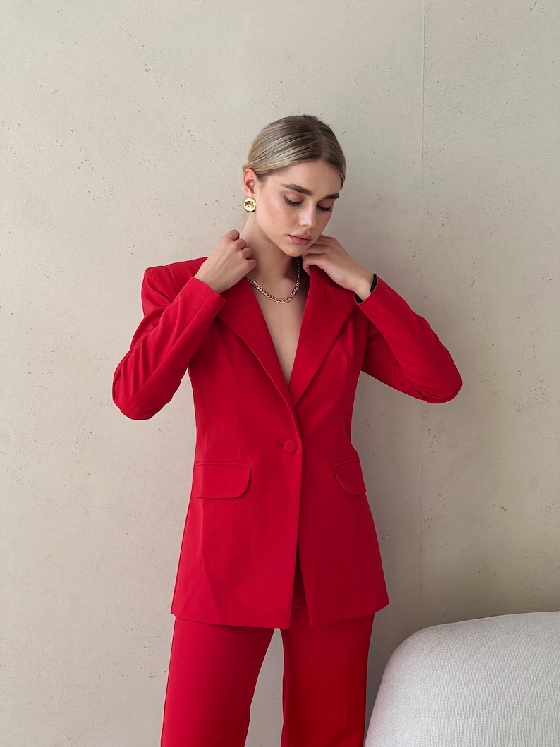 Completo pantalone rosso a due pezzi con blazer aderente e pantaloni dritti a vita alta. immagine 6